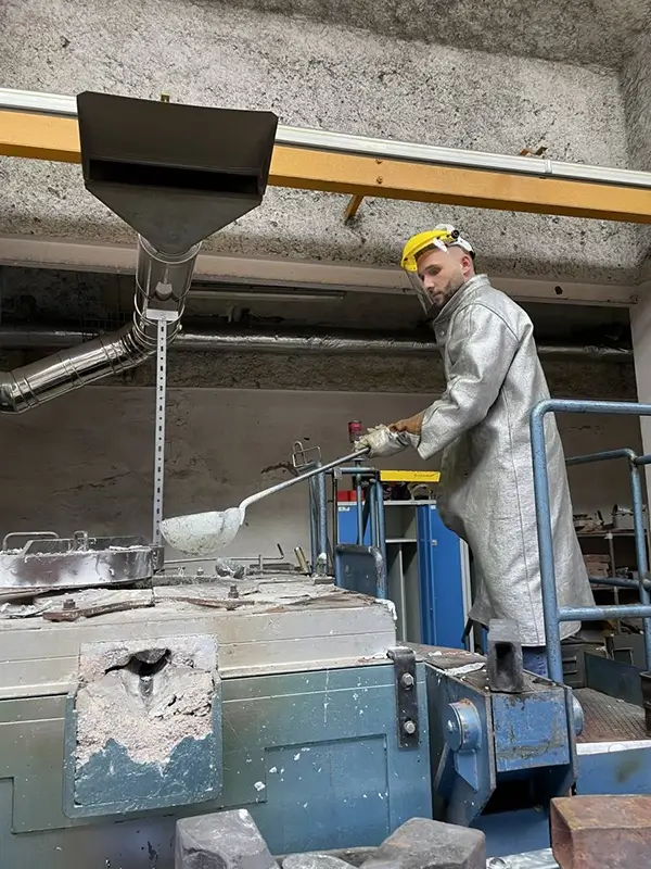 Formation de fonderie pour notre chargé d'affaires Hugo : La coulée