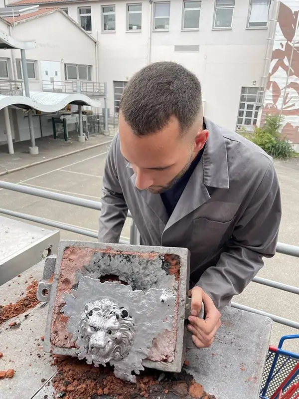 Formation de fonderie pour notre chargé d'affaires Hugo : Le démoulage