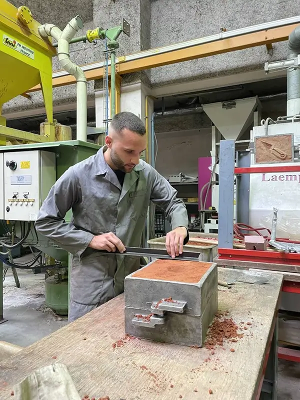 Formation de fonderie pour notre chargé d'affaires Hugo : Le moulage